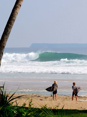 simuelue-resort-sumatra-surf-camp simeulue surf camp resort grunts on beach looking for a wave